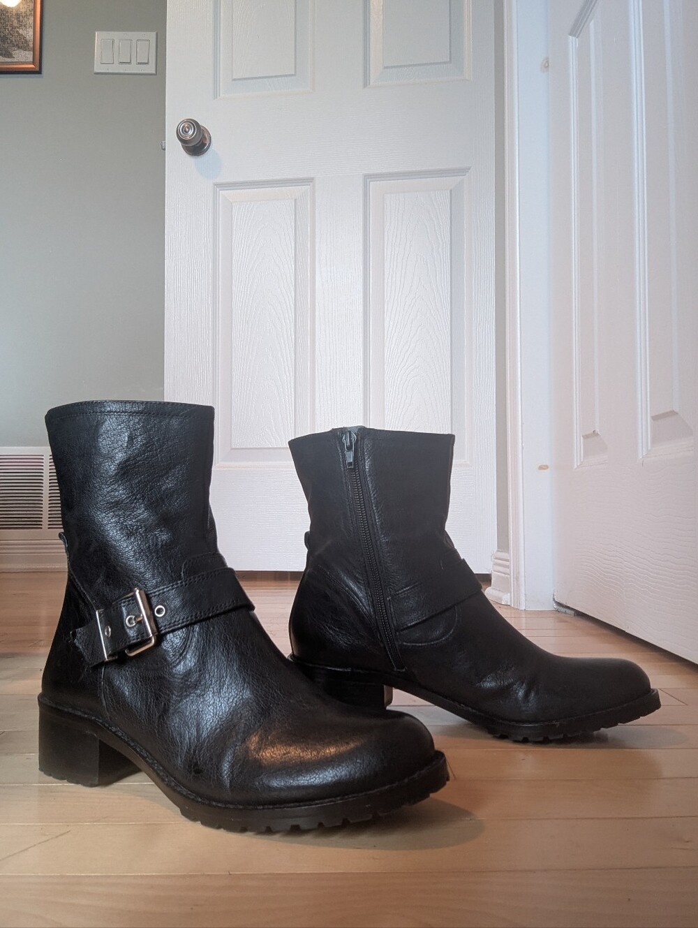 Genuine leather black boots size 7.5 Lord and Taylor 424